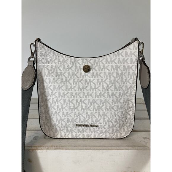 MICHAEL KORS, SMALL WHITE SIGNATURE LEATHER CROSSBODY BAG - Picture 3 of 16